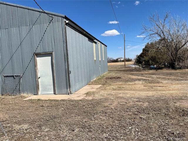 view of outdoor structure featuring an outbuilding