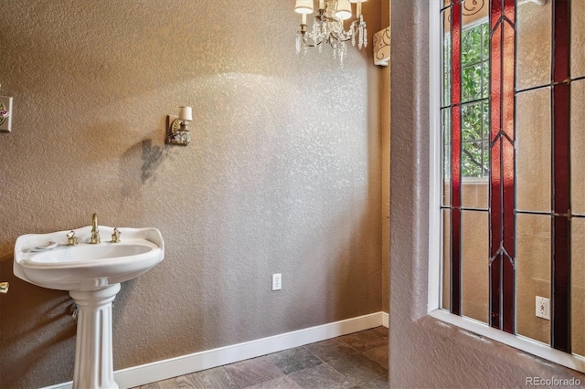 bathroom featuring an inviting chandelier