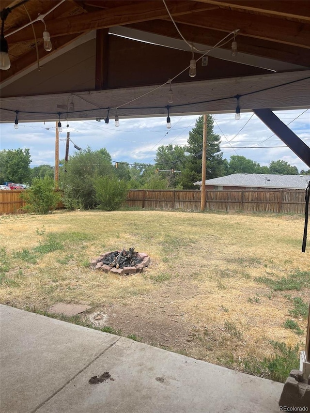 view of yard featuring a fire pit