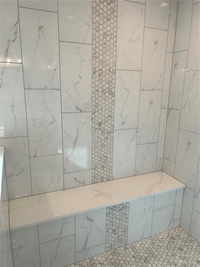 bathroom featuring a tile shower