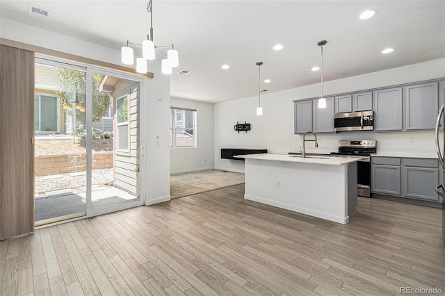 9757 Ash Ln, Thornton, CO 80229 - kitchen featuring appliances with stainless steel finishes, gray cabinets, a sink, plenty of natural light, and recessed lighting