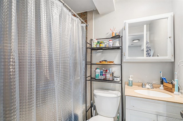 full bathroom featuring vanity, toilet, and curtained shower