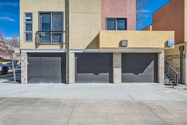 view of front of home featuring a balcony and stucco siding