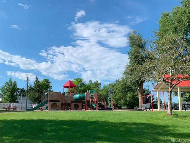 595 W Lake Ave, Littleton, CO 80120 - community playground with a yard