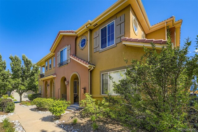 10127 Bluffmont Ln, Lone Tree, CO 80124 - view of front of property with stucco siding and a tile roof