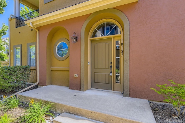 10127 Bluffmont Ln, Lone Tree, CO 80124 - doorway to property featuring a balcony and stucco siding
