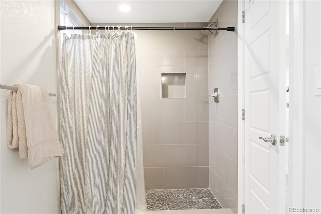 full bath featuring tiled shower