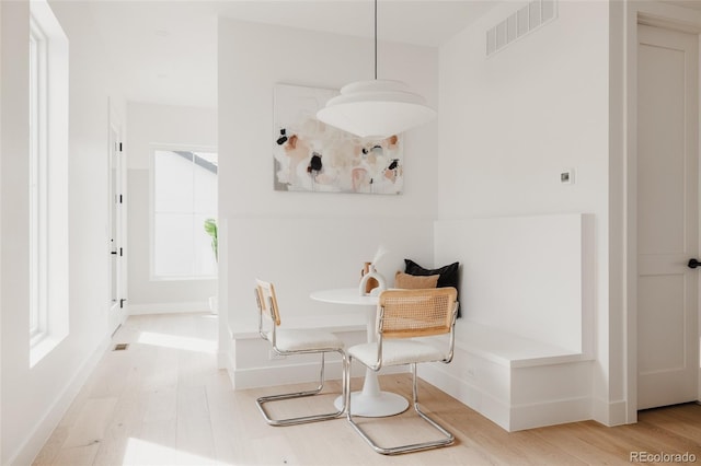 dining space featuring visible vents, baseboards, and light wood-style flooring