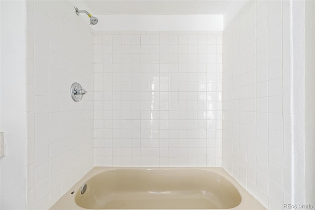 bathroom with tiled shower / bath combo