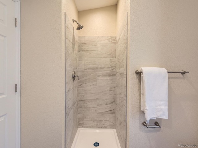 bathroom featuring tiled shower