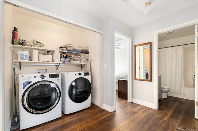 washroom with washing machine and dryer, ceiling fan, and dark wood-type flooring