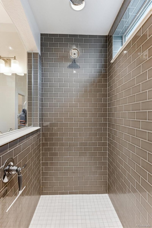 bathroom featuring tiled shower