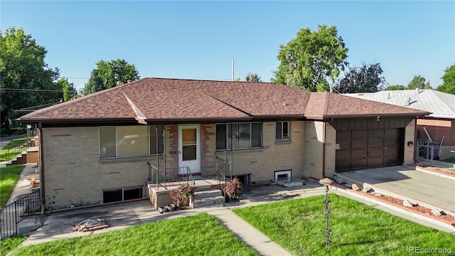 ranch-style home featuring a front lawn and a garage