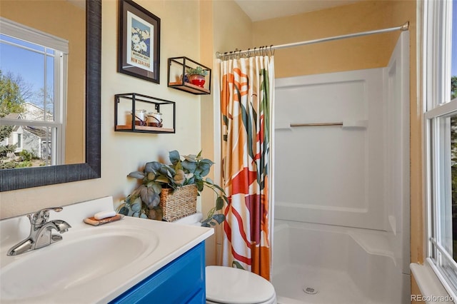 11446 W 105th Dr, Broomfield, CO 80021 - full bathroom featuring vanity, a shower with shower curtain, and toilet
