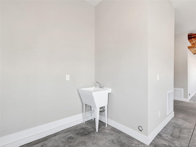 washroom featuring visible vents and baseboards