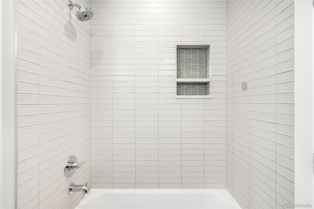 bathroom featuring tiled shower / bath combo