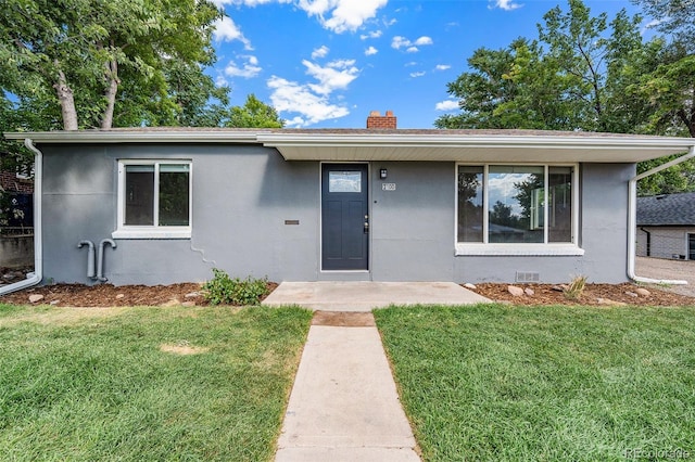 view of front of property featuring a front yard