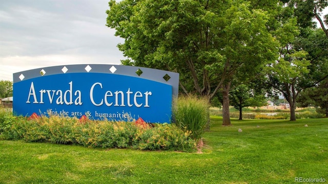 community / neighborhood sign featuring a lawn