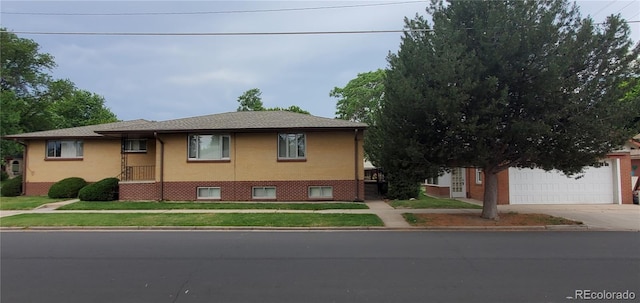 view of front of home with driveway and a garage