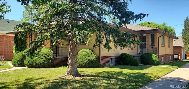 view of front facade with a front yard