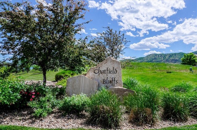community / neighborhood sign featuring a mountain view