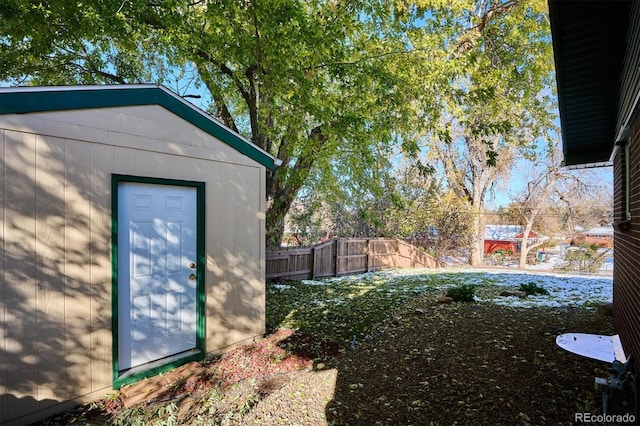 view of yard with a storage shed