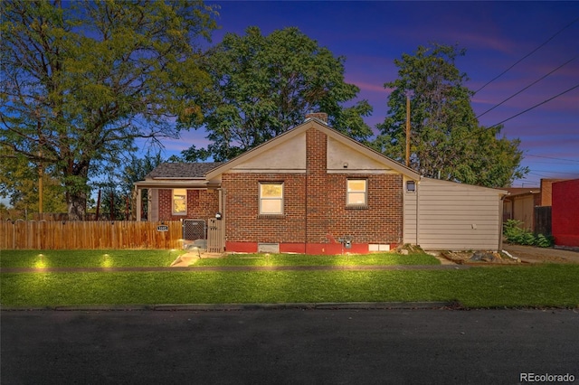 view of front of house featuring a lawn