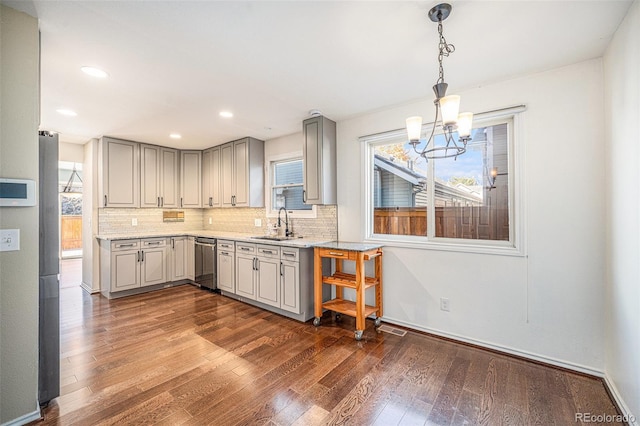 kitchen featuring dark hardwood / wood-style flooring, gray cabinets, an inviting chandelier, and sink