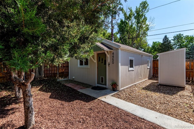 4450 S Fox St, Englewood, CO 80110 - view of outdoor structure with a fenced backyard