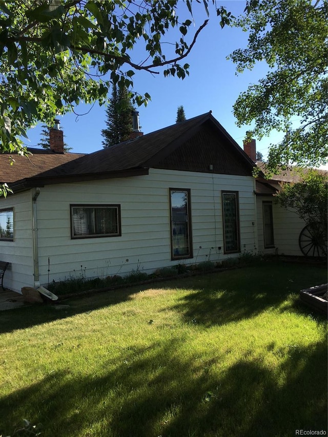 back of house featuring a lawn