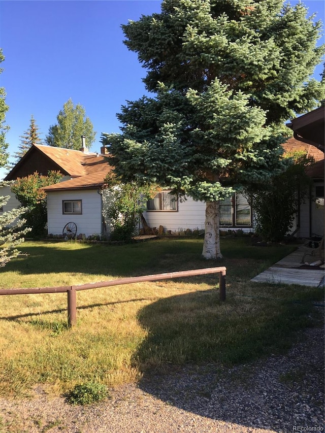 view of front of property featuring a front lawn