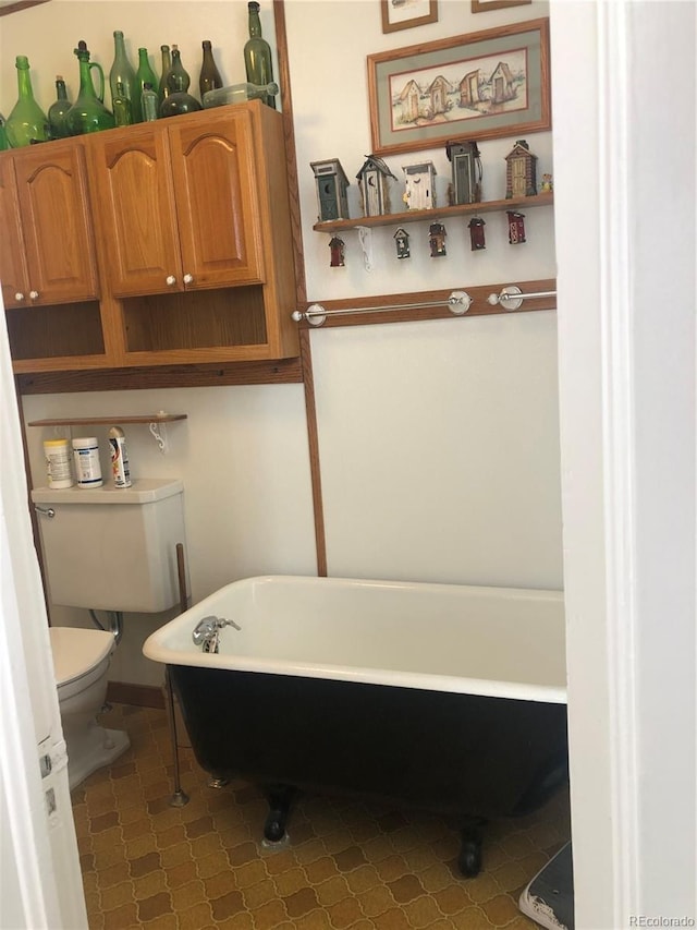 bathroom featuring toilet and a bathtub