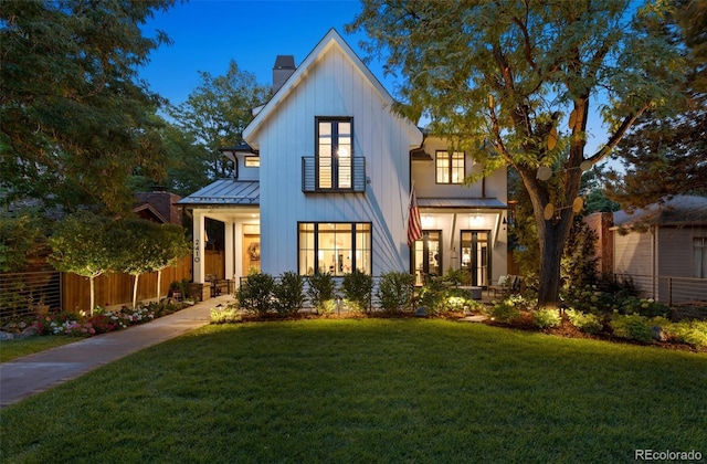 modern farmhouse style home featuring a front yard