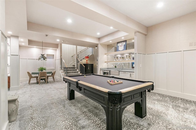 playroom featuring a raised ceiling, light colored carpet, billiards, and bar