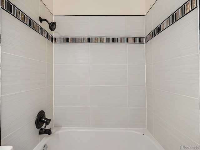 bathroom featuring tiled shower / bath combo