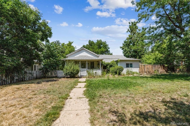 ranch-style house featuring a front lawn and covered porch