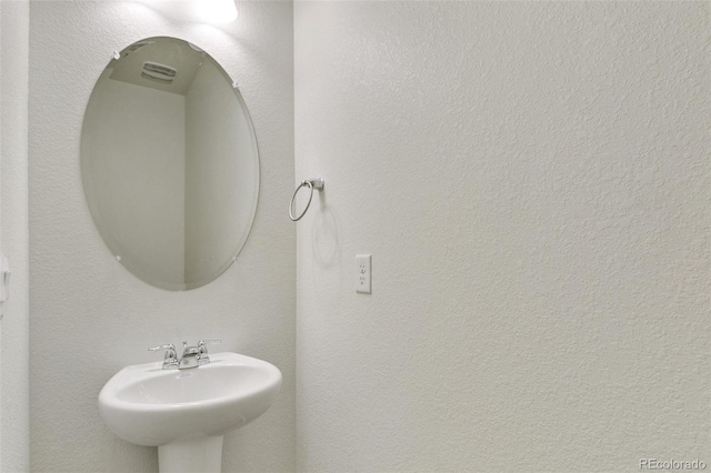 bathroom featuring a sink