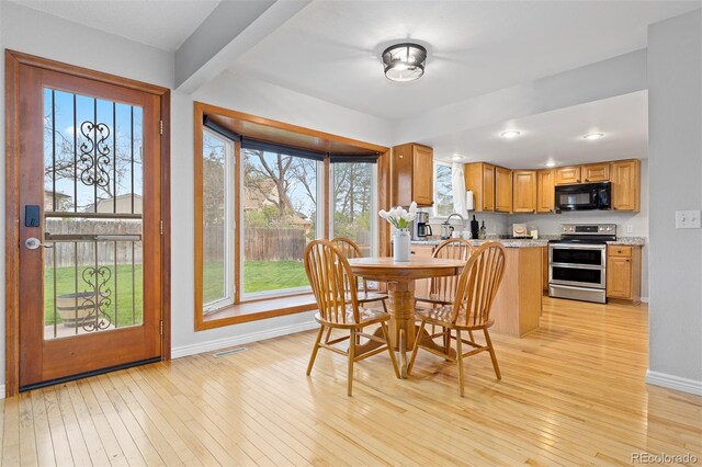 dining space featuring baseboards, recessed lighting, visible vents, and light wood-type flooring