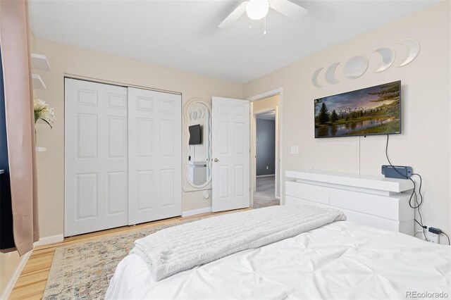 bedroom with baseboards, light wood-style floors, ceiling fan, and a closet