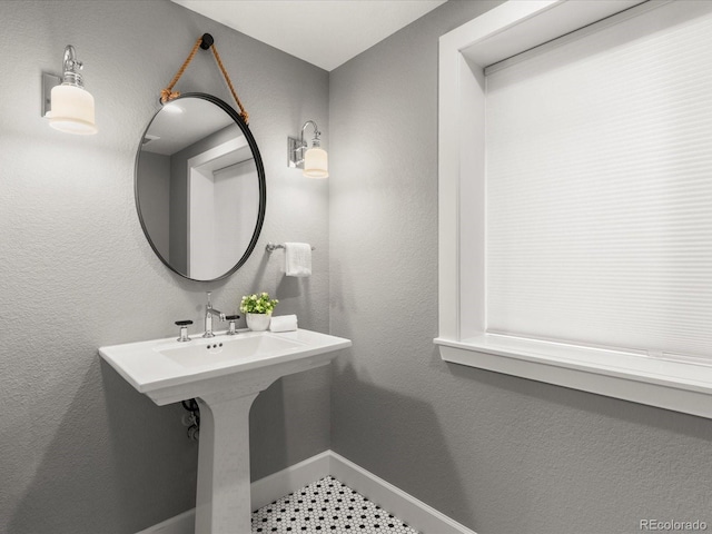 2880 Emporia Ct, Denver, CO 80238 - bathroom featuring baseboards