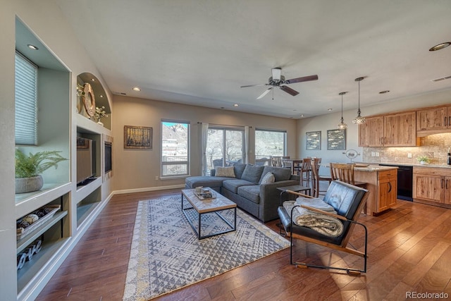 living area with dark wood finished floors, recessed lighting, baseboards, and ceiling fan