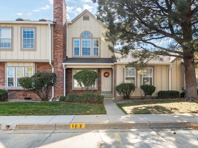 view of front of property featuring a front yard