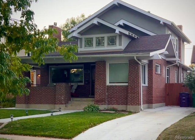 view of front of house featuring a front yard