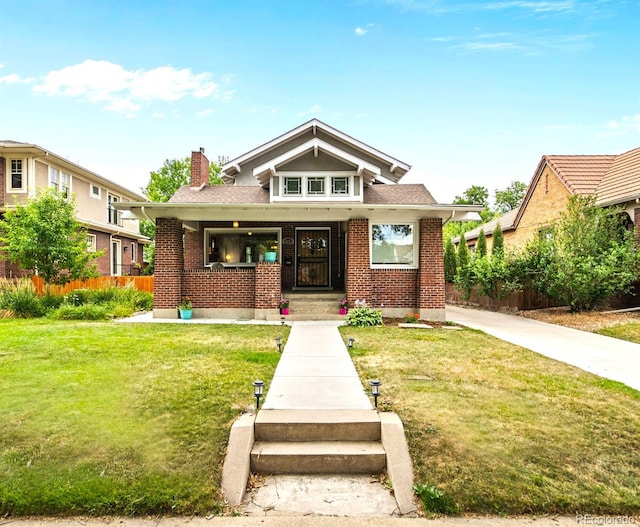 view of front of property featuring a front lawn and covered porch