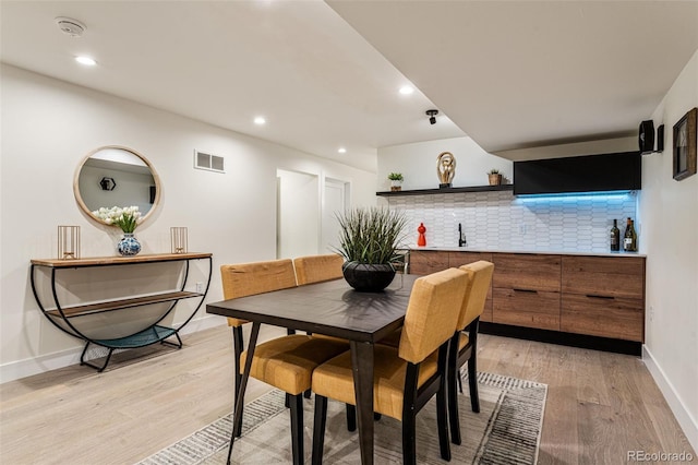dining room featuring baseboards, recessed lighting, light wood-style floors, and visible vents