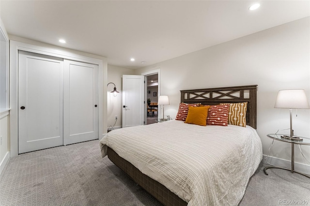 bedroom with carpet flooring, a closet, baseboards, and recessed lighting