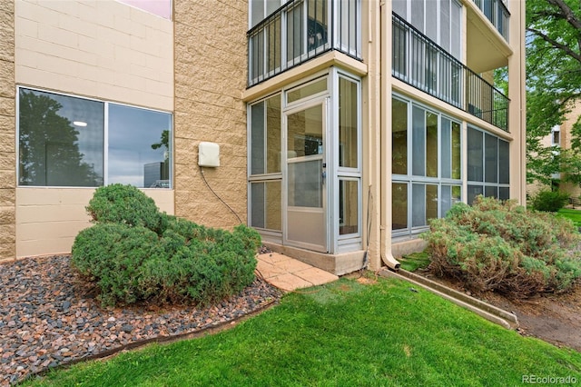 3022 S Wheeling Way Unit 109, Aurora, CO 80014 - entrance to property featuring a balcony
