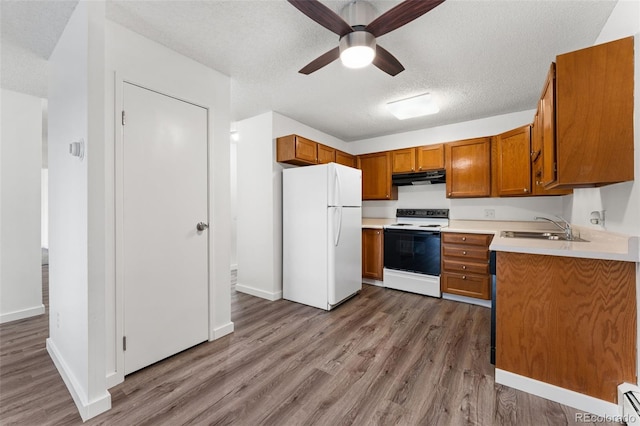3022 S Wheeling Way Unit 109, Aurora, CO 80014 - kitchen featuring electric range oven, freestanding refrigerator, under cabinet range hood, a sink, and a ceiling fan