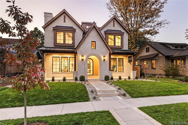 view of front of property featuring a yard