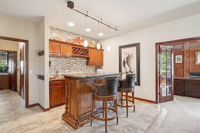 7804 Silverweed Way, Lone Tree, CO 80124 - indoor bar featuring decorative backsplash, baseboards, pendant lighting, and recessed lighting